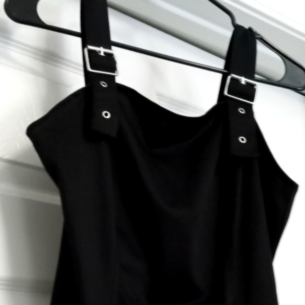 Junior 11-13 BLK overall dress. 100 percent cotton.excellent condition.